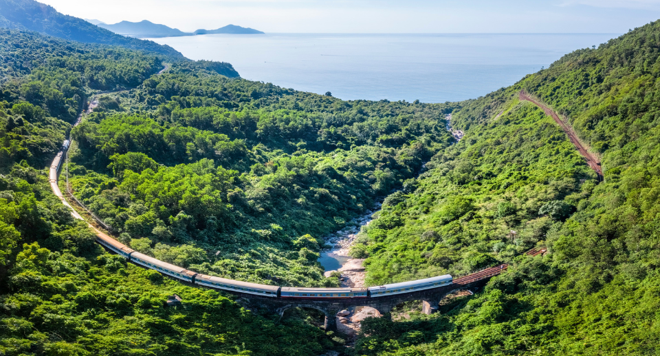 Pass the ruins of ancient cities, historical relics, lakes and towers in Vietnam