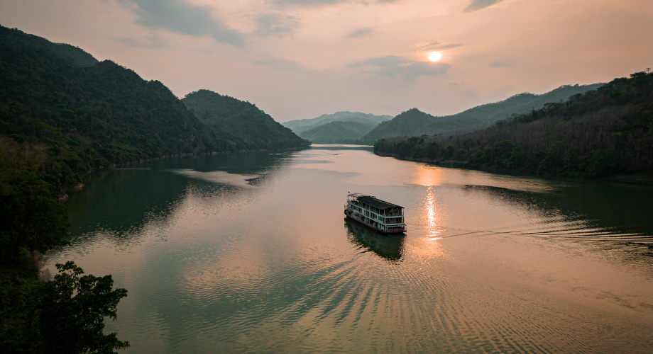 Sailing around the Mekong river