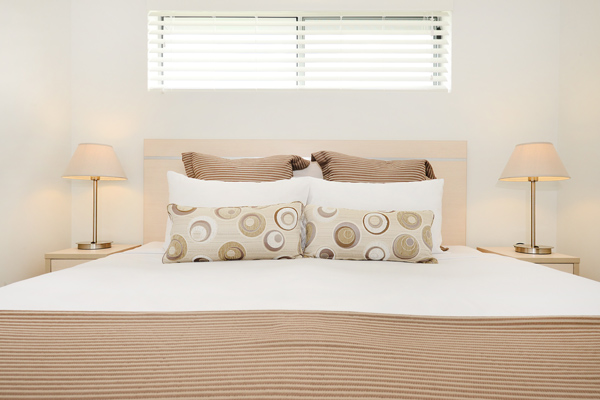 air conditioned 1 bedroom apartment queen size bed with comfortable pillows and clean sheets at Oaks Middlemount hotel