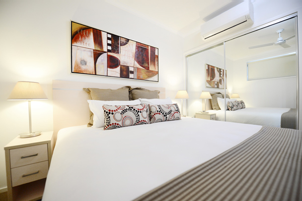 large bedroom with aircon and queen size bed and wi-fi at Oaks Moranbah hotel near airport